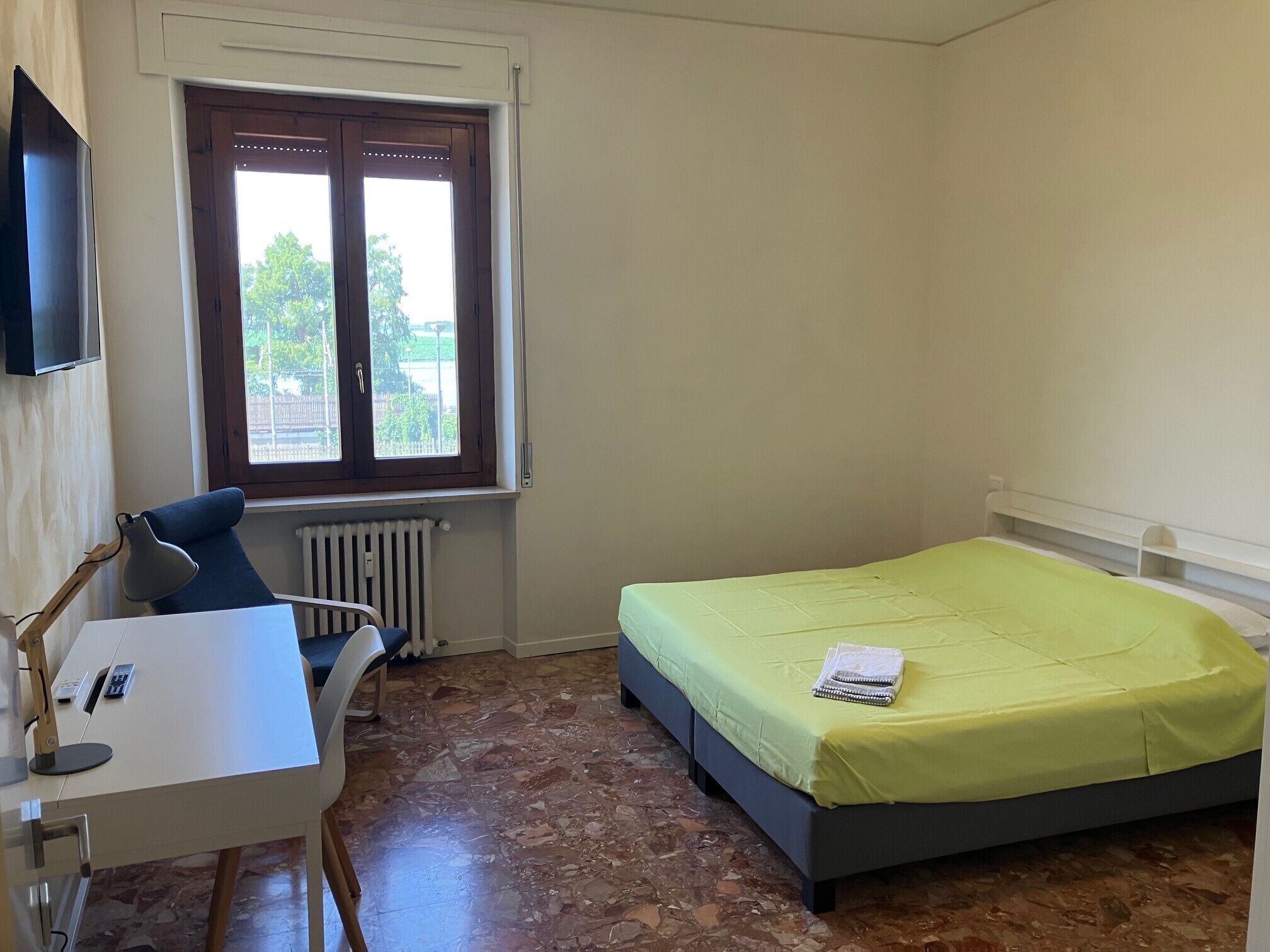 Iron/ironing board, bed sheets
