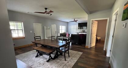 Ohio Street Getaway: Room to Relax...Space to Connect