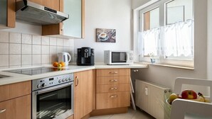 Una cucina moderna con forno, microonde e macchina del caffè.