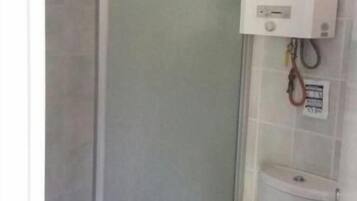 Room, 1 Bedroom, Smoking | Bathroom