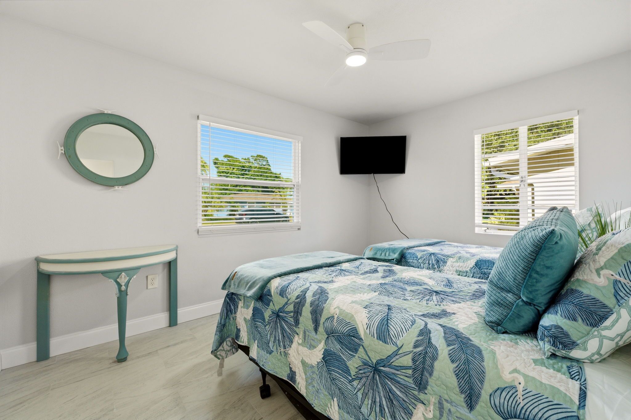 4 habitaciones, tabla de planchar con plancha, internet y ropa de cama 