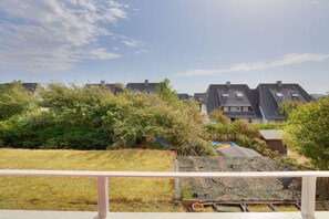 A residential area with multiple houses, a grassy yard, and a clear sky. - Holiday apartment in Sylt with 1 bedroom (Wenningstedt)