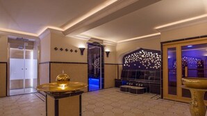 Um hall de entrada com balcão de recepção, área de estar e parede decorativa com desenhos de estrelas.