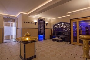 A lobby with a reception desk, a seating area, and a decorative wall with star patterns. - Holiday apartment in Sylt with 1 bedroom (Wenningstedt)