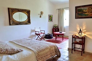 A bedroom with a bed, a chair, a table, and a lamp. - Holiday home in Apt with swimming pool (Apt)