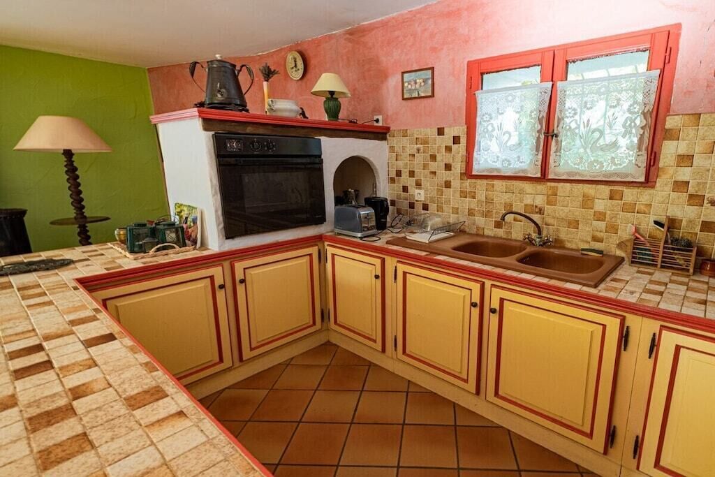 Coffee/tea maker, fridge, oven, stovetop