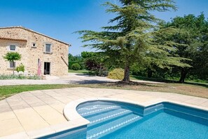 A stone building with a swimming pool. - Holiday home with 4 bedrooms (Roussillon)