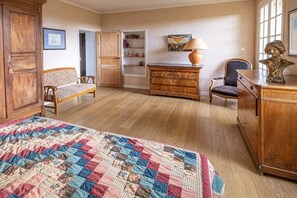 A room with a bed, wooden furniture, a lamp, and a painting on the wall. - Holiday home in Sarrians with swimming pool (Sarrians)