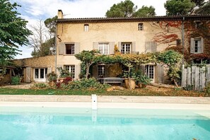 A two-story house with a swimming pool in the foreground. - Holiday home in Sarrians with swimming pool (Sarrians)
