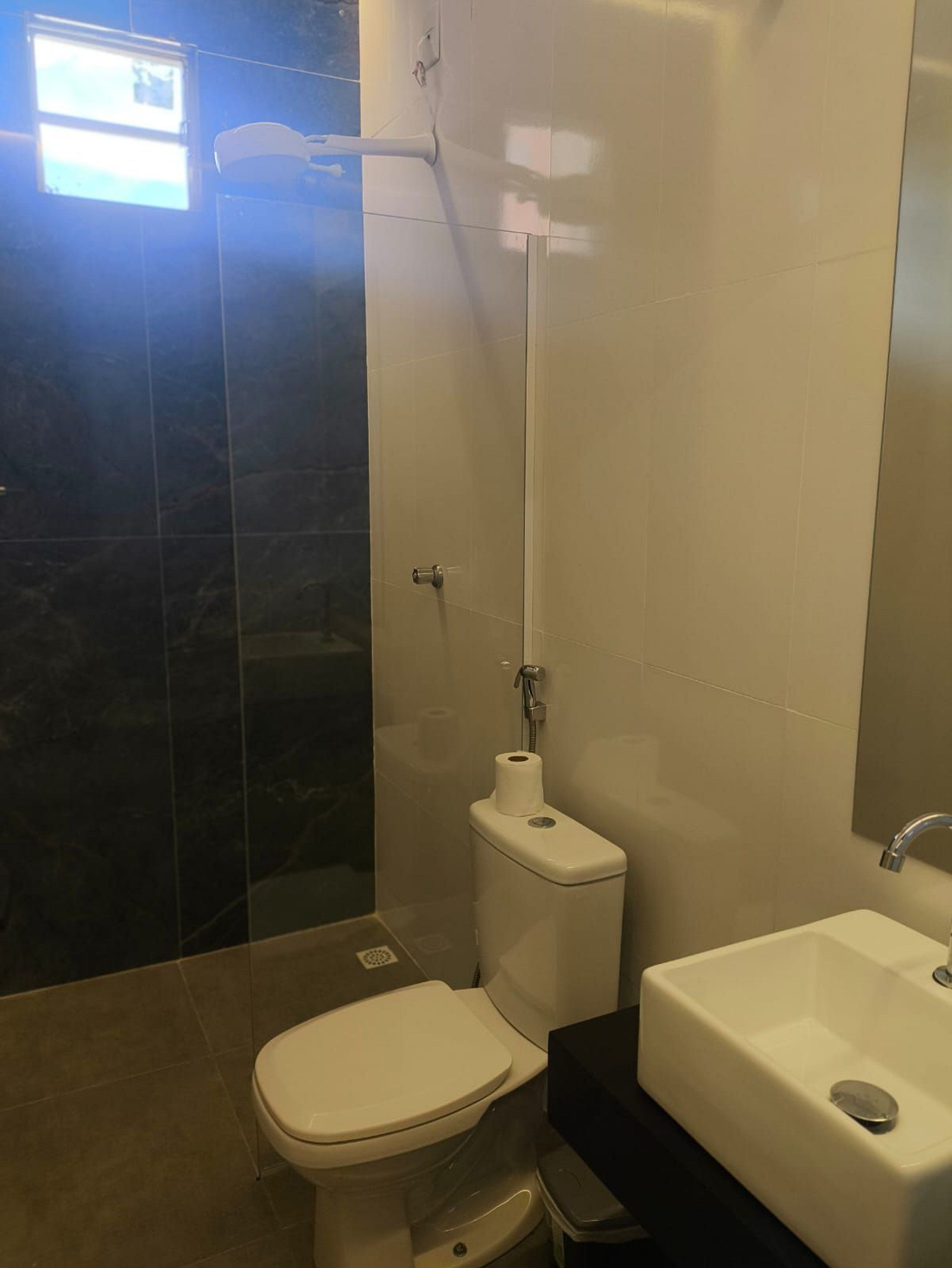 Un baño con inodoro, ducha y lavamanos.