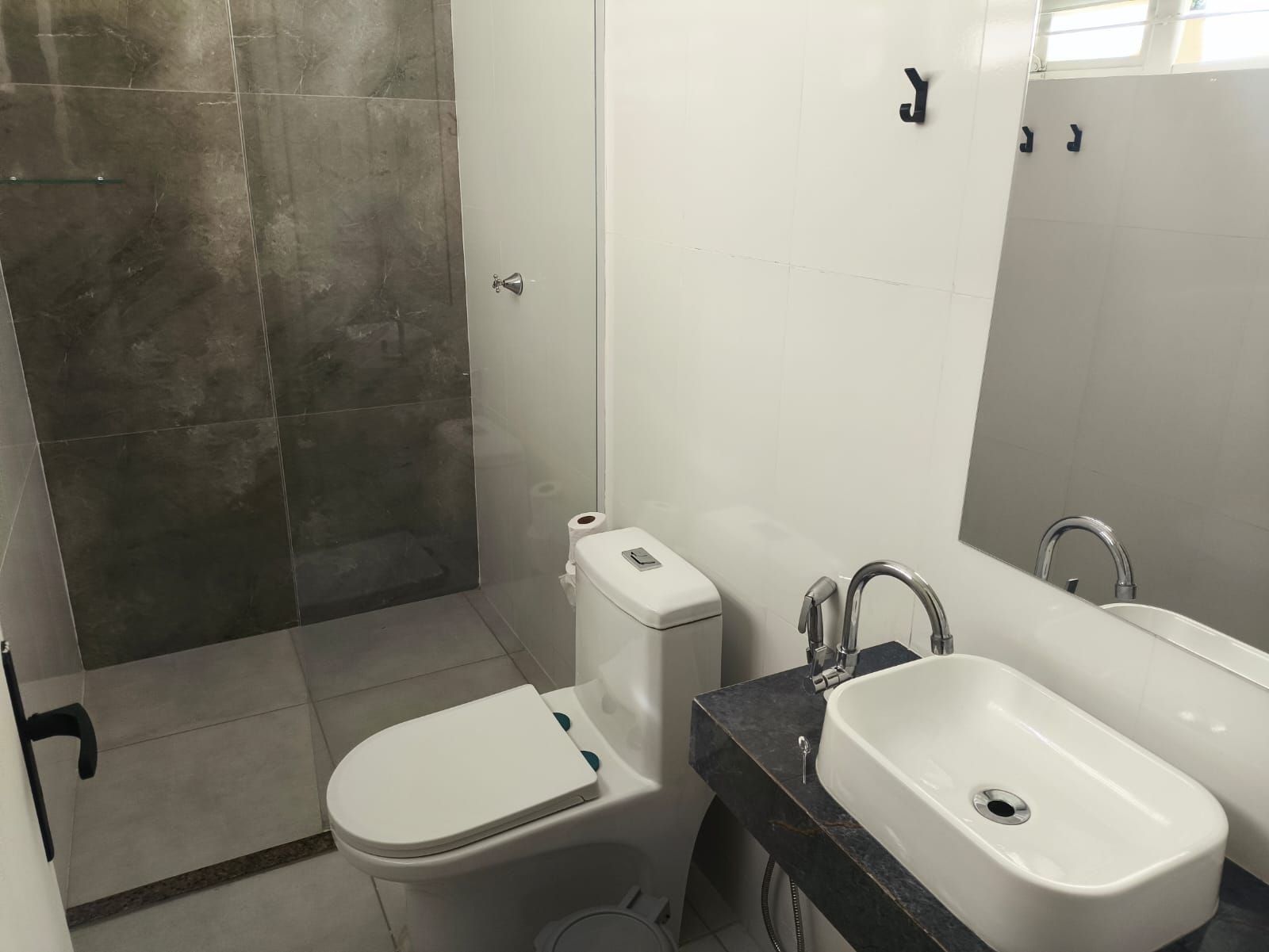 Ein Badezimmer mit Toilette, Bidet und Waschbecken.