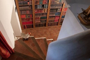 A staircase leading to a room with a bookshelf filled with books. - Villa in Grasse with swimming pool (Grasse)