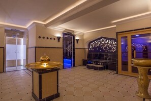 A lobby with a checkered floor, a reception desk, and a decorative wall with a star pattern. - Holiday apartment in Sylt with 1 bedroom (Wenningstedt)