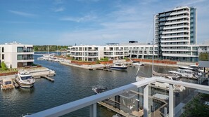 A marina with modern buildings, boats docked, and a clear sky. - Apartamenty Sun & Snow Solmarina (Gdańsk)