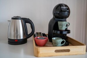 A coffee maker, a kettle, and two mugs on a wooden tray. - Botanic Family Suite | 10 min from Venice (venezia)