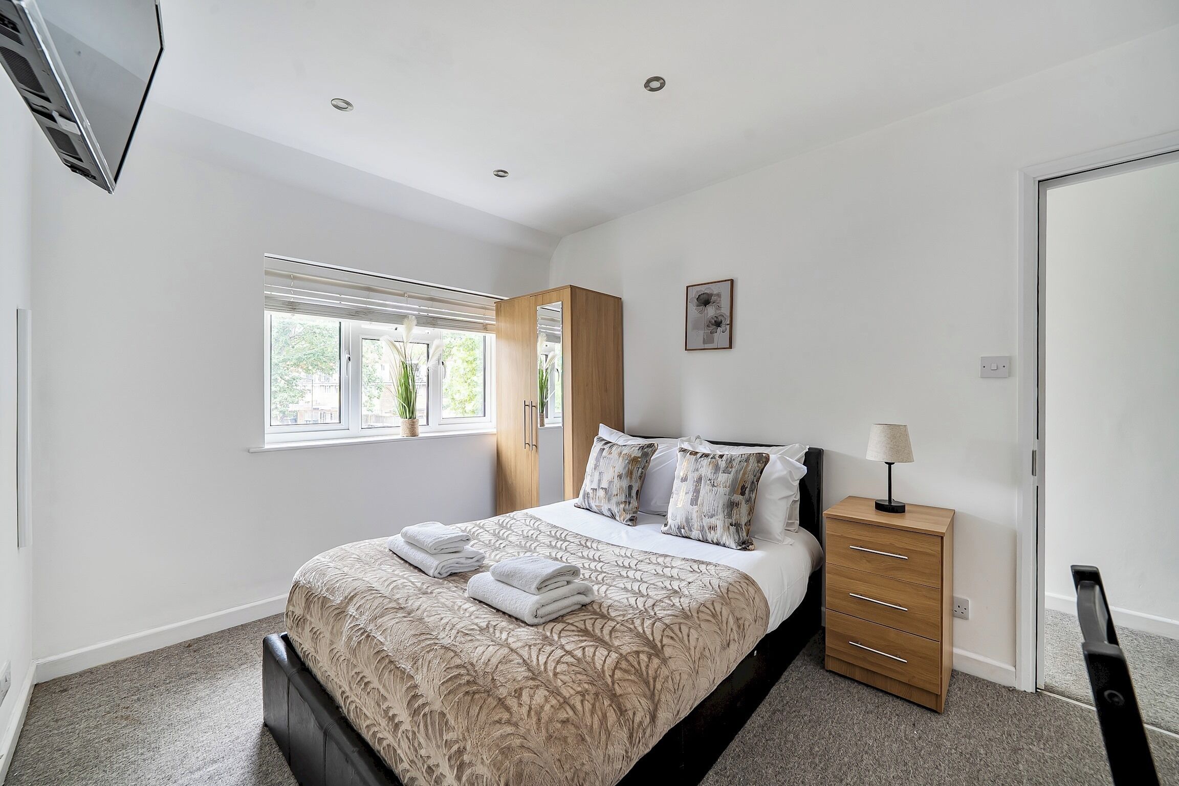 Iron/ironing board, free WiFi, bed sheets