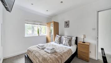 Iron/ironing board, free WiFi, bed sheets