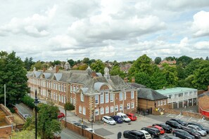 A large brick building with multiple windows and a parking lot filled with cars. - Elegant Georgian townhouse to sleep 8, town centre - Pass the Keys (Shrewsbury)