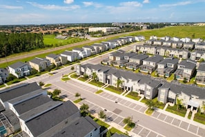 Een woongebied met moderne huizen, een parkeerplaats en een weg.