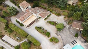 Il s’agit d’une vaste propriété comprenant plusieurs bâtiments, une piscine et de beaux jardins bien entretenus.