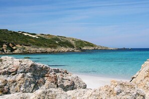 A coastal landscape with rocky terrain and clear blue waters. - Holiday apartment with 1 bedroom (Saint-Florent)