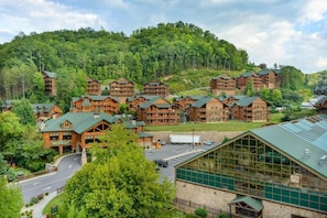 Un chalet composé de plusieurs bâtiments en bois, d’un restaurant et d’une grande structure en verre.