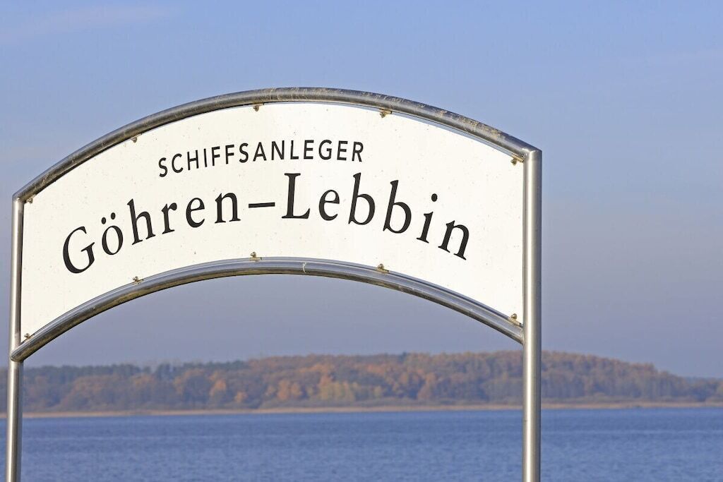 Een bord met de tekst 'SCHIFFSANLEGER GÖHREN-LEBBIN' dat een locatie aangeeft.