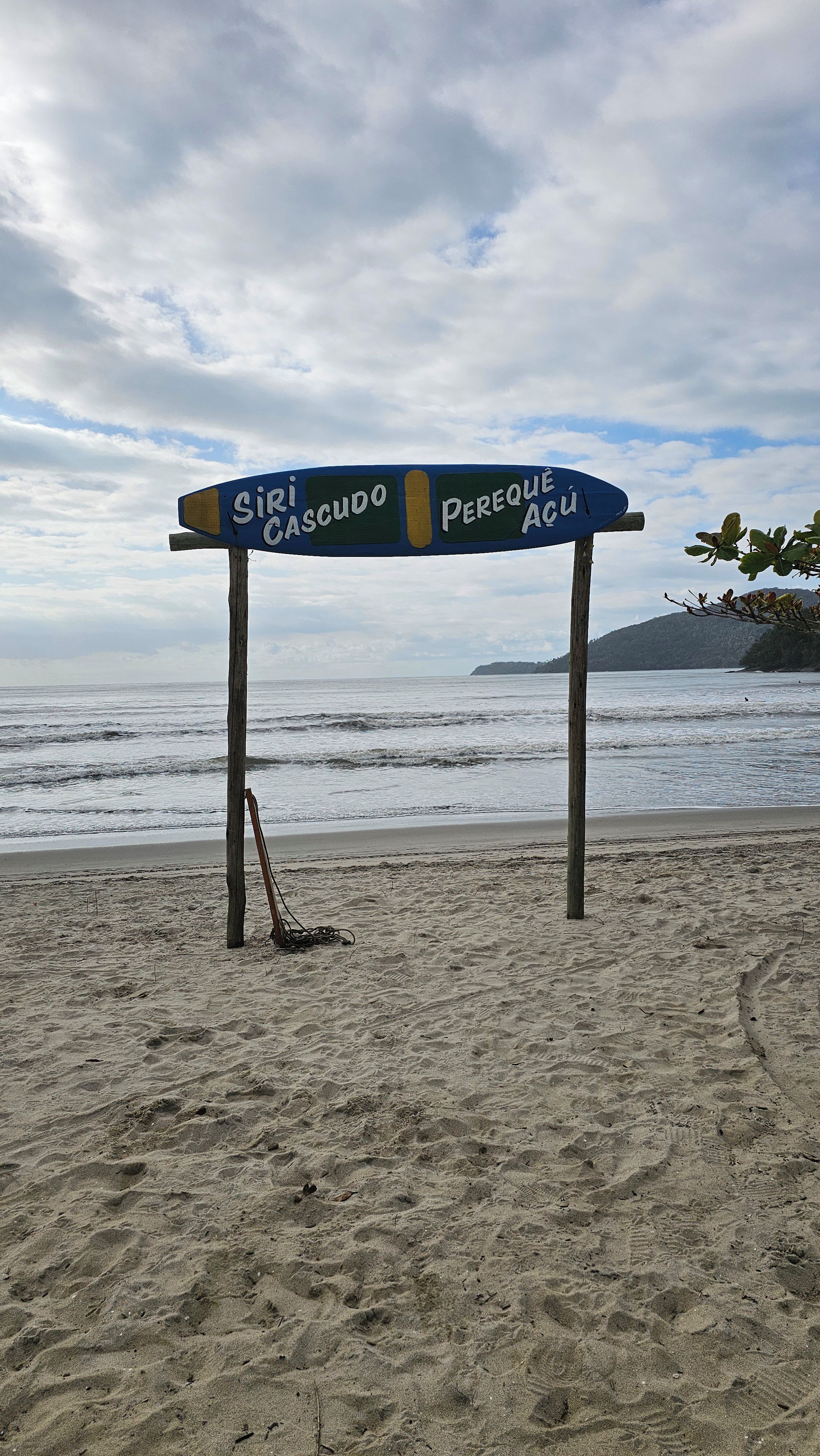 Placa de praia com indicações para Sirí Cascudo e Pereque Acuí.
