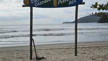Placa de praia com indicações para Sirí Cascudo e Pereque Acuí.