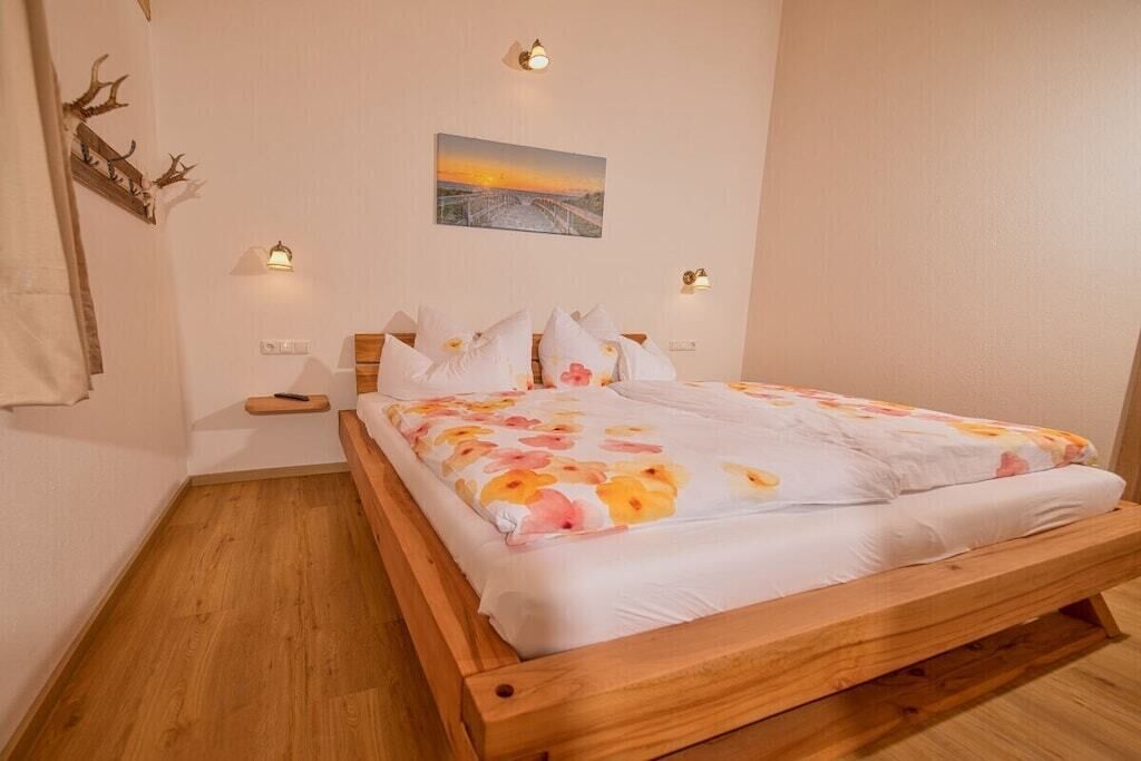 WiFi (free), bed sheets
