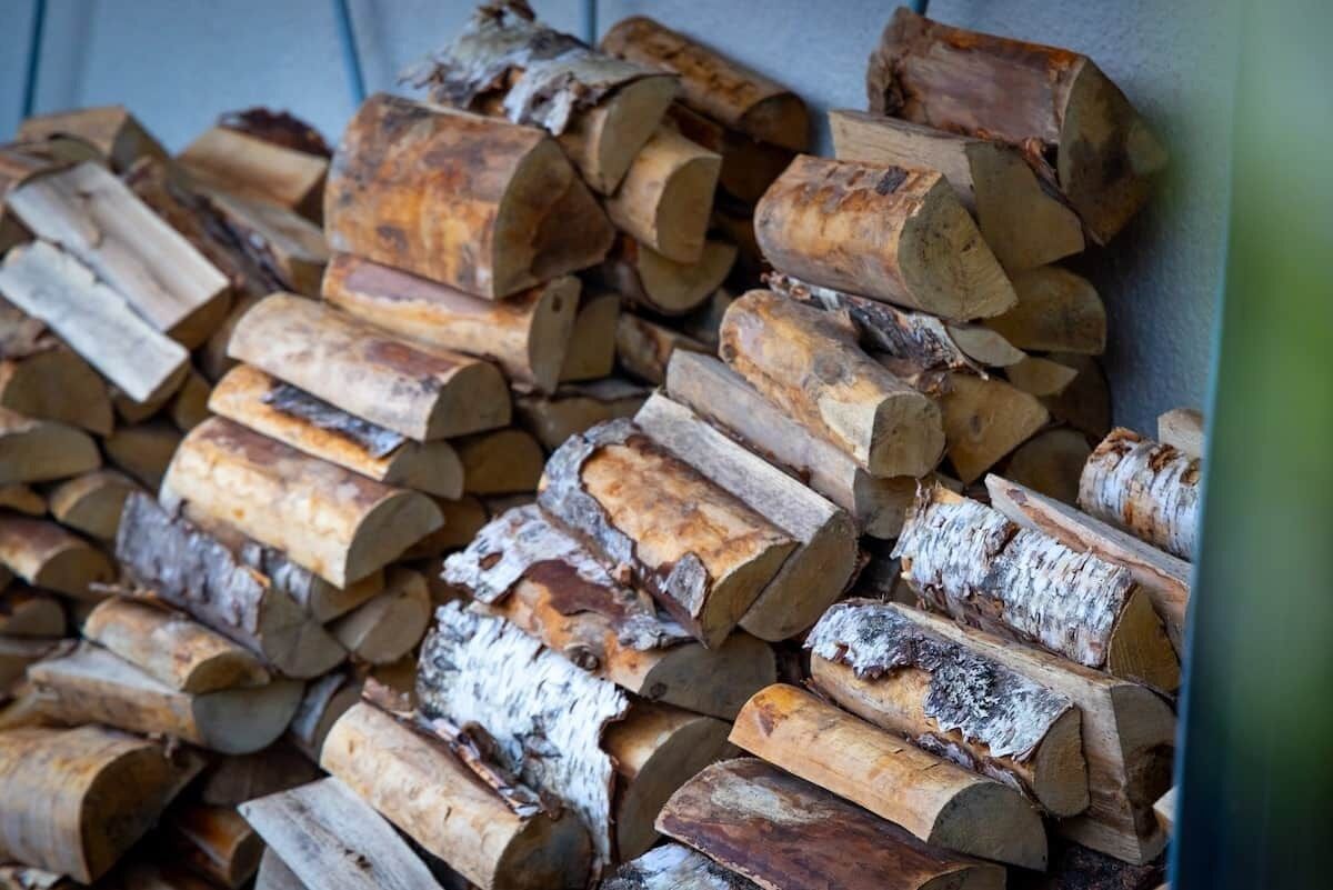Une pile de bûches coupées.