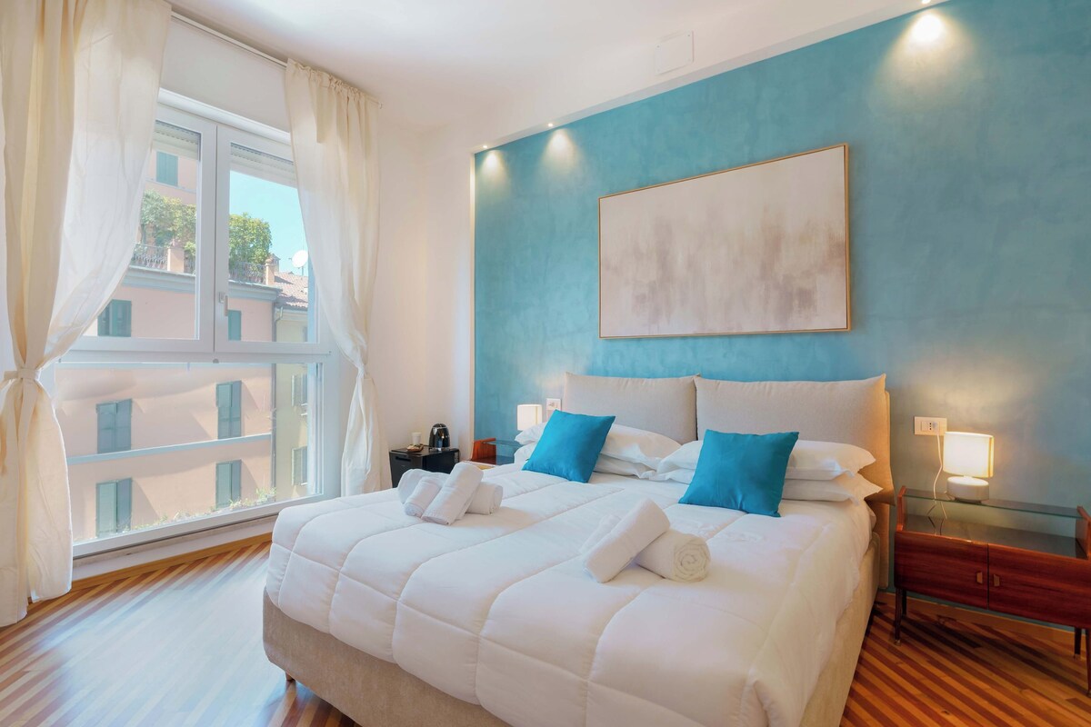 Deluxe Room, 1 Queen Bed, City View | Desk, soundproofing, WiFi (free)