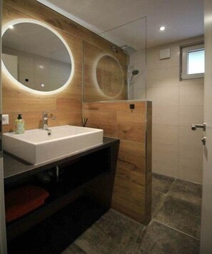 Bathroom - ||------------------storage building------------|| (Hornberg)