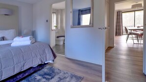 Ein Hotelzimmer mit Bett, Bad und Essbereich.