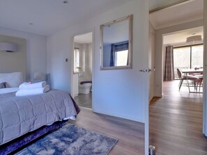 Een hotelkamer met een bed, een badkamer en een zithoek.