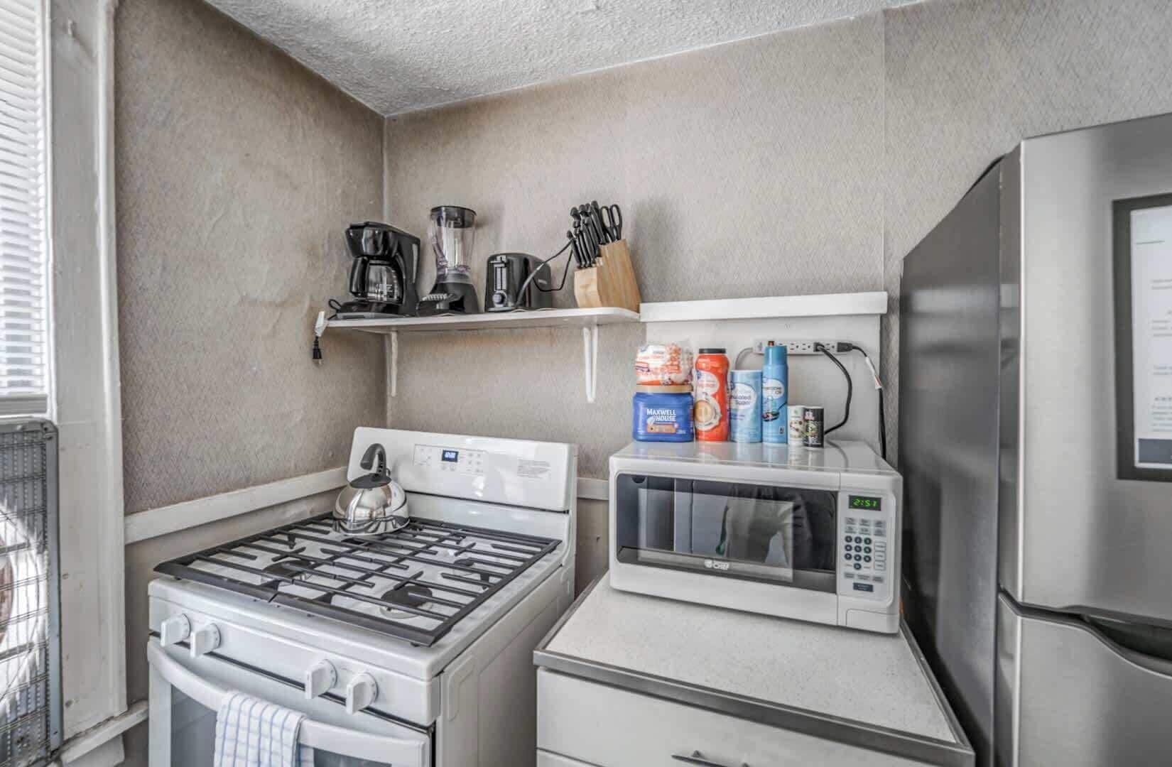 Cafetera o tetera, frigorífico, microondas y horno