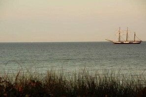 Ein großes Schiff auf ruhigem Wasser.