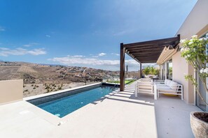 A rooftop pool with a clear view of the surrounding landscape. - Kaiman 19 by VillaGranCanaria (San Bartolomé de Tirajana)