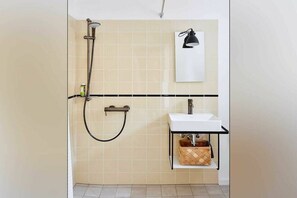 A bathroom with a shower, a sink, and a mirror. - Holnis Customs House (Glücksburg)