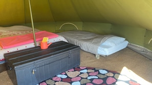 A tent with two beds, a suitcase, and a small table with a card. - Clos des garrigues (L'Honor-de-Cos)
