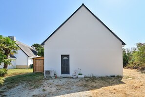 A small, single-story building with a dark door and a sloped roof. - Ty Liv - Maison familiale avec un beau jardin (Saint-Gildas-de-Rhuys)