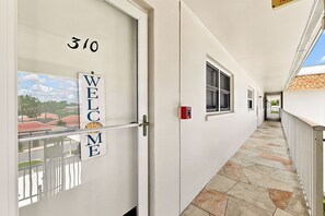 Property entrance - 2bd Condo close to pool and restaurants  (Siesta Key)