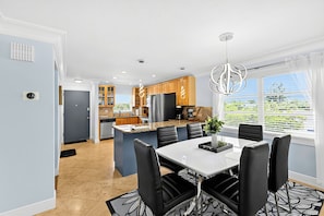 Deluxe Condo, Courtyard View | Dining room - 2bd Condo close to pool and restaurants  (Siesta Key)