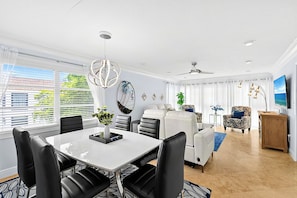 Deluxe appartement, uitzicht op de binnenplaats | Dineerruimte