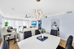 Deluxe appartement, uitzicht op de binnenplaats | Dineerruimte