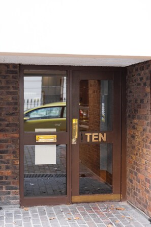 A brown door with a glass panel and the number 'TEN' on it. - Central London 1BR | Trafalgar Square | Sleeps 4 (London)