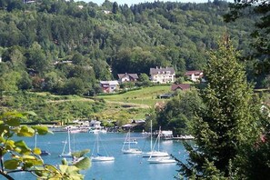 A coastal village with houses and boats on a calm bay. - 2 Buchenheim House Rena (Reifnitz)