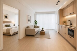 Eine moderne Wohnung mit Schlafzimmer, Wohnzimmer und Küche.