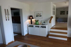 Ein modernes Interieur mit einer Treppe, einer Küchenzeile und einem Essbereich.