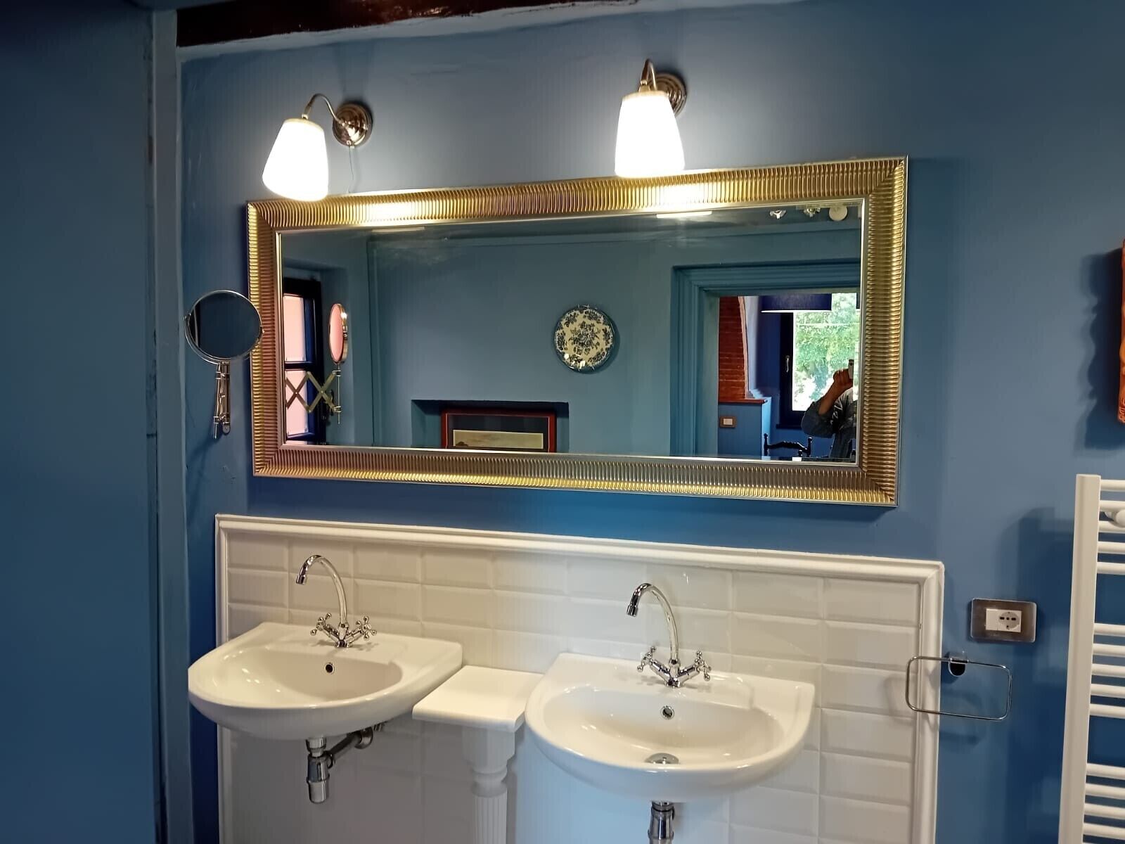 Douche, sèche-cheveux, serviettes fournies